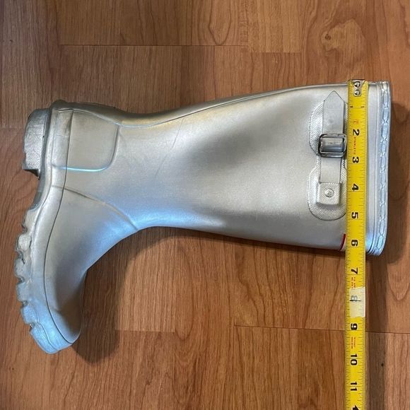 Hunter boots. It fits women size 5. Silver - Picture 9 of 14